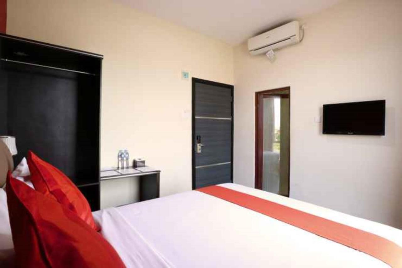 Blitz Hotel Batam Near Sultan Mahmud Ri'Ayat Shah Sekupang Luaran gambar