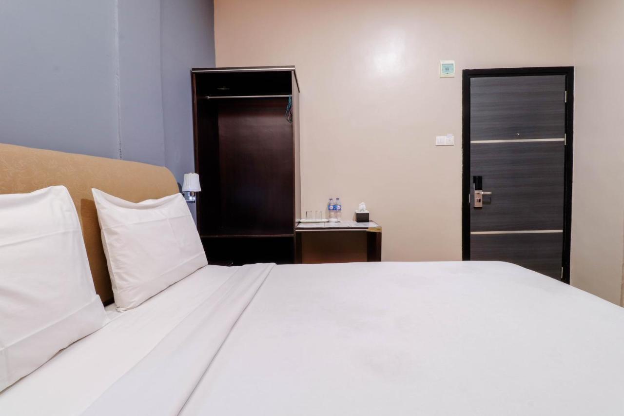 Blitz Hotel Batam Near Sultan Mahmud Ri'Ayat Shah Sekupang Luaran gambar