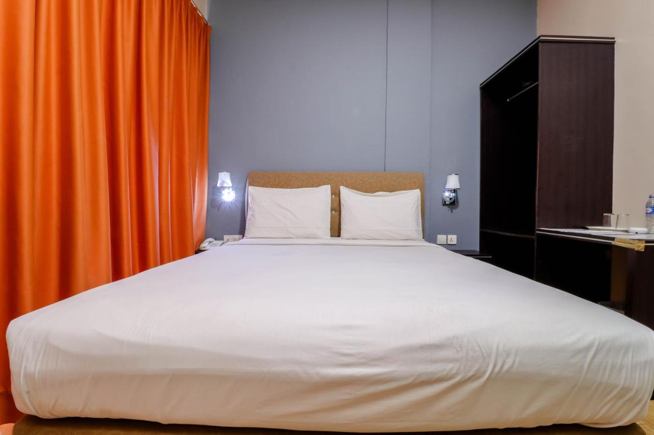 Blitz Hotel Batam Near Sultan Mahmud Ri'Ayat Shah Sekupang Luaran gambar