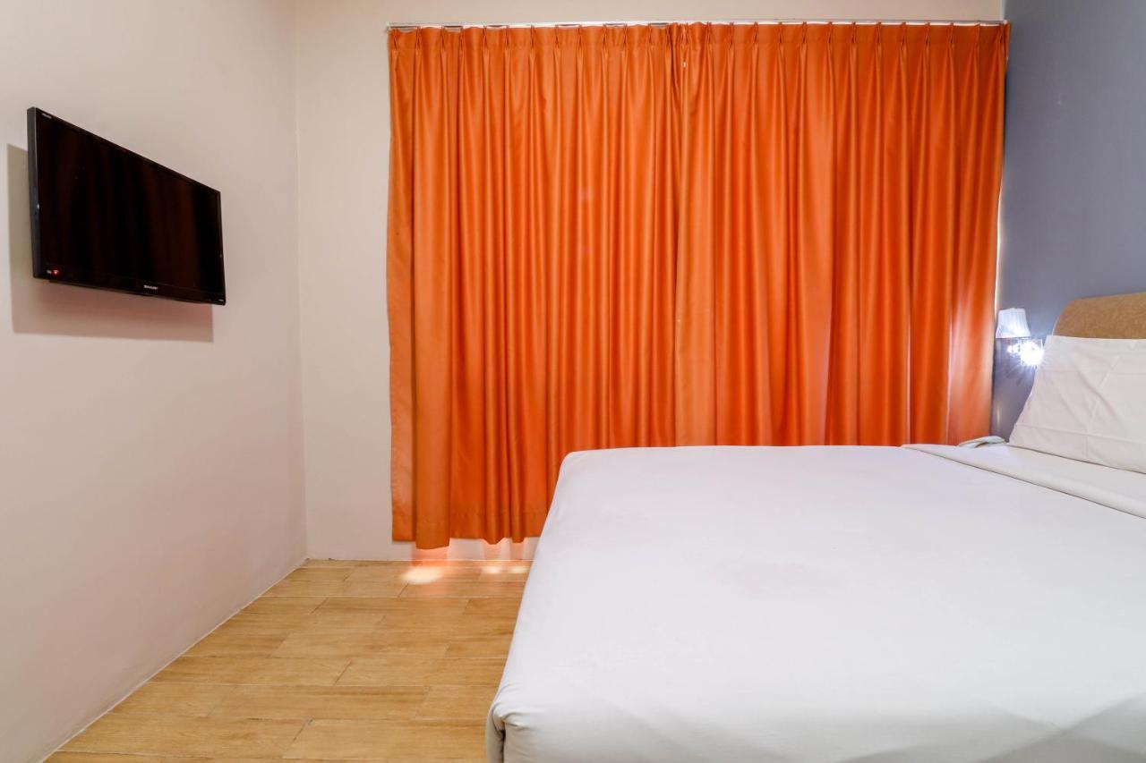 Blitz Hotel Batam Near Sultan Mahmud Ri'Ayat Shah Sekupang Luaran gambar