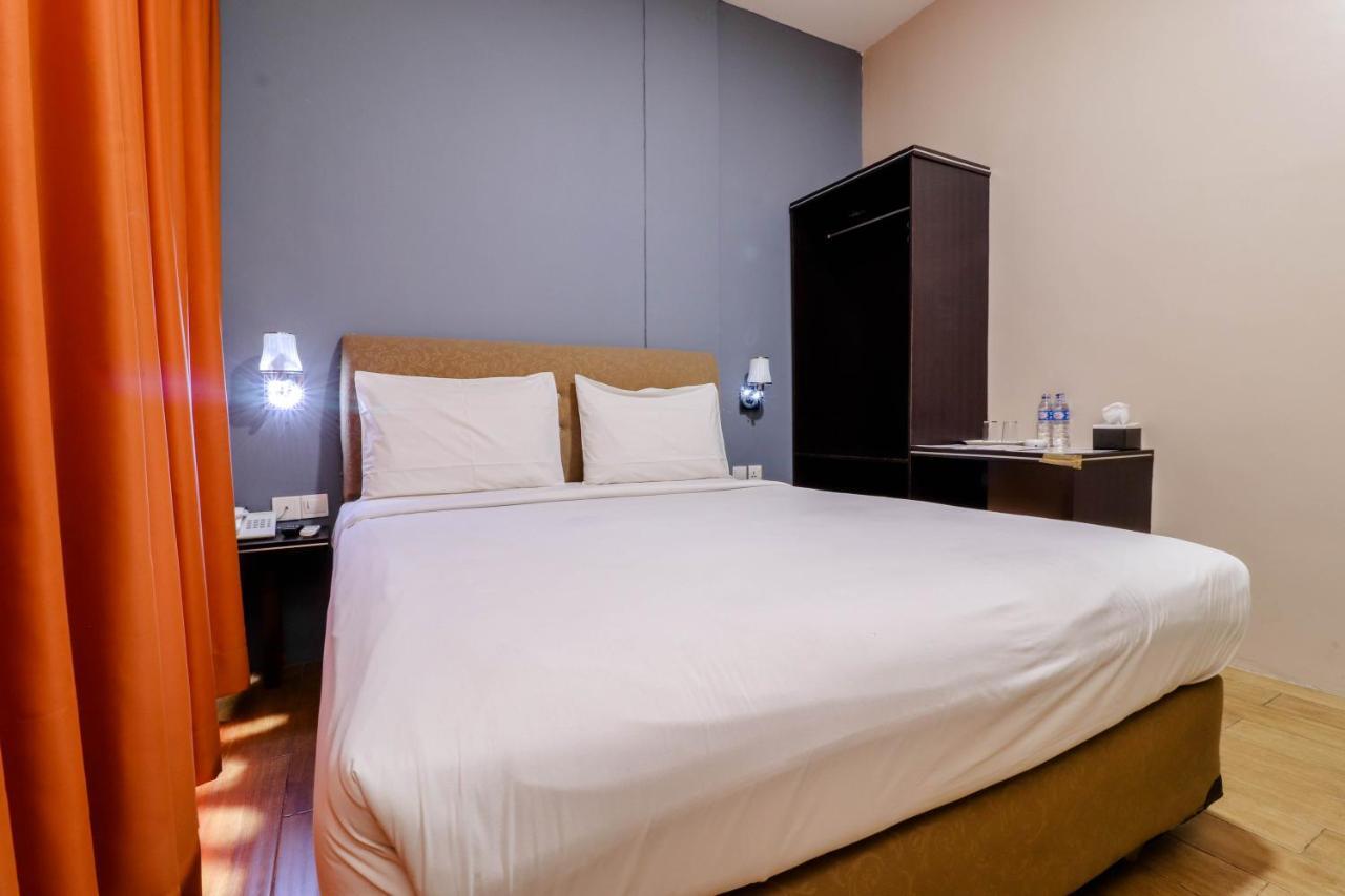 Blitz Hotel Batam Near Sultan Mahmud Ri'Ayat Shah Sekupang Luaran gambar